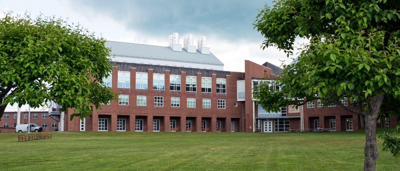 的 exterior of the Alfond Center for 健康 科学s